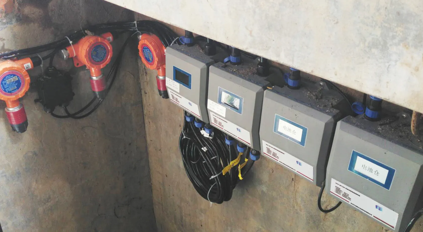 Monitoring of cable trench temperature, liquid level, gas, manhole cover